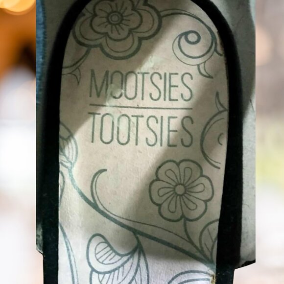 Chic Black Cross-Strap Block Heels by Mootsies Tootsies - Picture 6 of 7